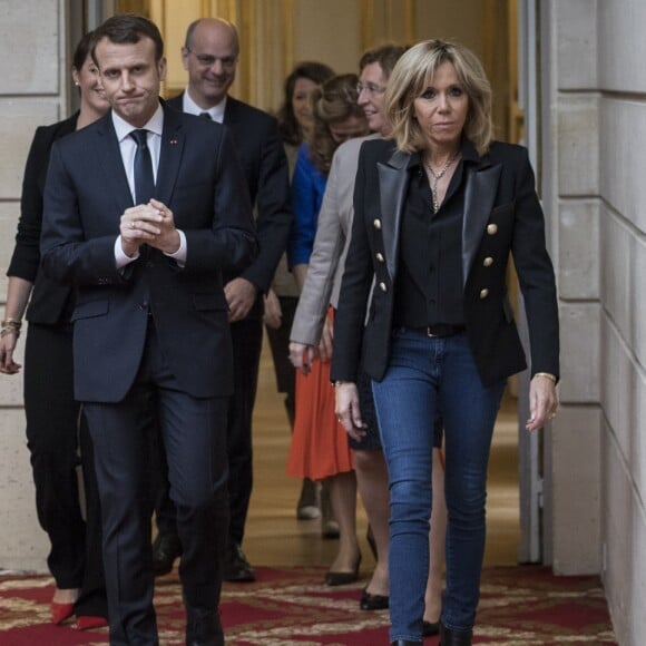 Le président Emmanuel Macron, sa femme la Première Dame Brigitte Macron (Trogneux) et le premier ministre Edouard Philippe reçoivent des personnalités à l'Elysée à l'occasion de la Journée internationale pour l'élimination des violences faites aux femmes à Paris le 25 novembre 2017. © Zihnioglu Kamil / Pool / Bestimage