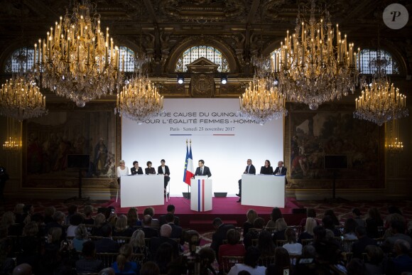 Le président Emmanuel Macron reçoit des personnalités à l'Elysée à l'occasion de la Journée internationale pour l'élimination des violences faites aux femmes à Paris le 25 novembre 2017. © Zihnioglu Kamil / Pool / Bestimage