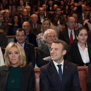 Omar Abi Azar, Brigitte Macron (Trogneux), Emmanuel Macron, Rakel Dink et Hasrof Dink - Remise du Prix Jacques Chirac sur la prévention des conflits au Musée du Quai Branly à Paris. Le 23 novembre 2017 © Jacques Witt / Pool / Bestimage