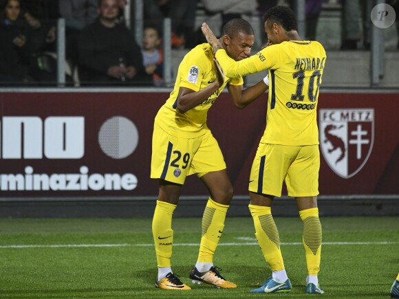 Kylian Mbappé et Neymar Jr lors du match de ligue 1 "Metz - PSG" au Stade Saint-Symphorien. Metz, le 8 septembre 2017. Le PSG s'est imposé 5 à 1. © Pierre Perusseau/Bestimage