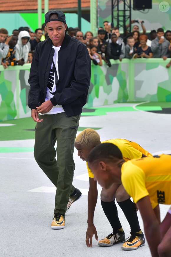 Le footballeur Kylian Mbappé participe à la finale du tournoi de foot play organisé par Nike à Bondy le 6 septembre 2017. © Giancarlo Gorassini / Bestimage