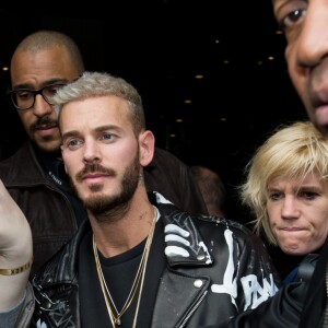 Exclusif - Matt Pokora est escorté par ses gardes du corps et la police de Bruxelles alors qu'il est assailli par ses fans à la sortie de son hôtel, avant son concert dans la salle "Forest National" dans le cadre de sa tournée "My Way Tour", le 19 mars 2017.