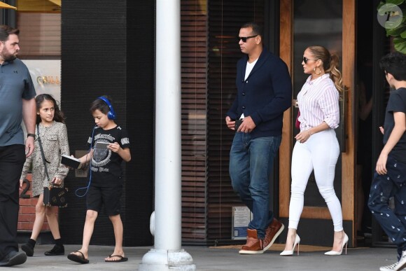 Exclusif - Jennifer Lopez avec son compagnon Alex Rodriguez et ses enfants Emme et Maximilian à Beverly Hills le 6 octobre 2017.