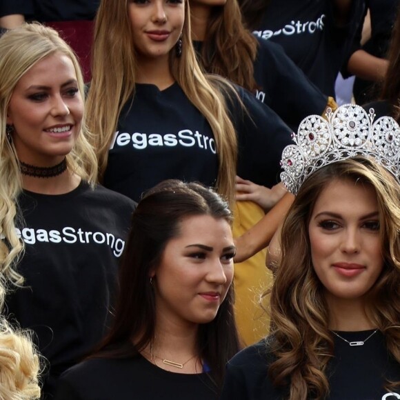 Iris Mittenaere, Miss Univers 2016 pose avec les participantes à l'élection de 'Miss Univers 2017' devant l'Hôtel Casino Planet Hollywood à Las Vegas dans le Nevada, le 16 novembre 2017.