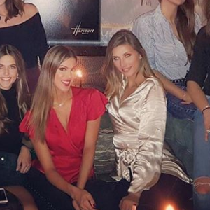 Iris Mittenaere, de retour à Paris, retrouve d'anciennes Miss France pour passer la soirée, Malika Ménard, Valérie Bègue, Camille Cerf et Laury Thilleman. Instagram, le 28 novembre 2017.