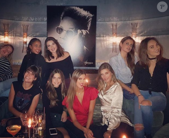 Iris Mittenaere, de retour à Paris, retrouve d'anciennes Miss France pour passer la soirée, Malika Ménard, Valérie Bègue, Camille Cerf et Laury Thilleman. Instagram, le 28 novembre 2017.