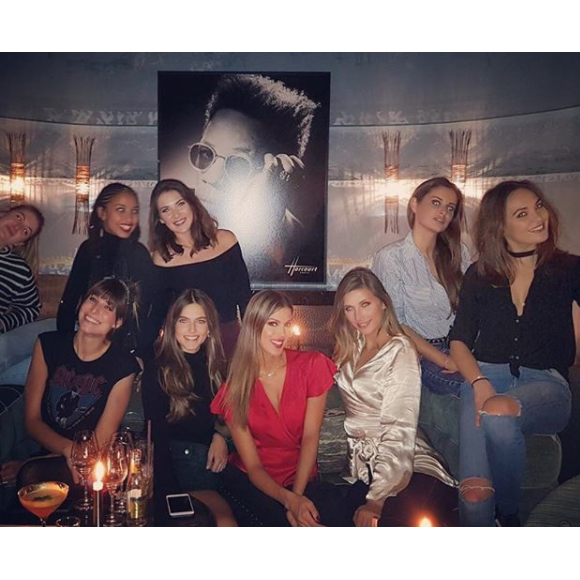 Iris Mittenaere, de retour à Paris, retrouve d'anciennes Miss France pour passer la soirée, Malika Ménard, Valérie Bègue, Camille Cerf et Laury Thilleman. Instagram, le 28 novembre 2017.