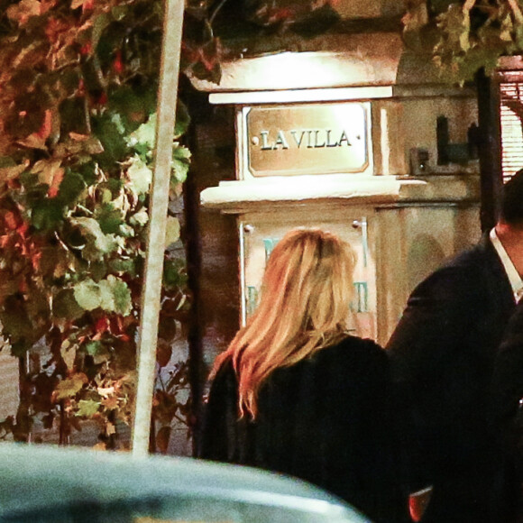 Exclusif - Pamela Anderson, qui vit maintenant à Marseille avec son compagnon Adil Rami, se rend au restaurant "La Villa" après la rencontre OM PSG à Marseille, le 22 octobre 2017.