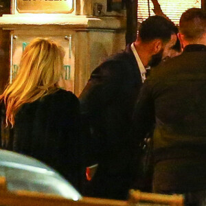 Exclusif - Pamela Anderson, qui vit maintenant à Marseille avec son compagnon Adil Rami, se rend au restaurant "La Villa" après la rencontre OM PSG à Marseille, le 22 octobre 2017.