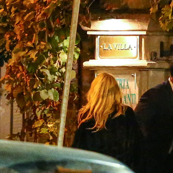 Exclusif - Pamela Anderson, qui vit maintenant à Marseille avec son compagnon Adil Rami, se rend au restaurant "La Villa" après la rencontre OM PSG à Marseille, le 22 octobre 2017.
