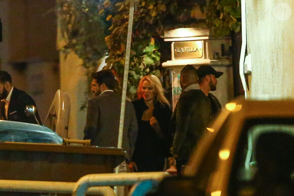 Exclusif - Pamela Anderson, qui vit maintenant à Marseille avec son compagnon Adil Rami, se rend au restaurant "La Villa" après la rencontre OM PSG à Marseille, le 22 octobre 2017.