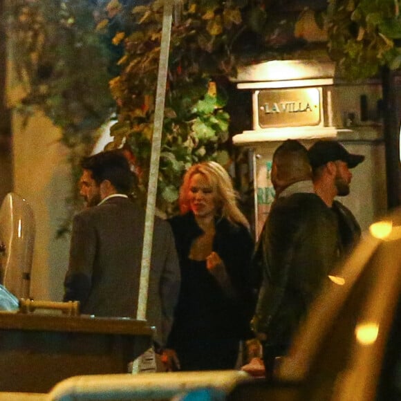 Exclusif - Pamela Anderson, qui vit maintenant à Marseille avec son compagnon Adil Rami, se rend au restaurant "La Villa" après la rencontre OM PSG à Marseille, le 22 octobre 2017.