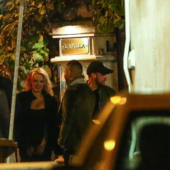 Exclusif - Pamela Anderson, qui vit maintenant à Marseille avec son compagnon Adil Rami, se rend au restaurant "La Villa" après la rencontre OM PSG à Marseille, le 22 octobre 2017.