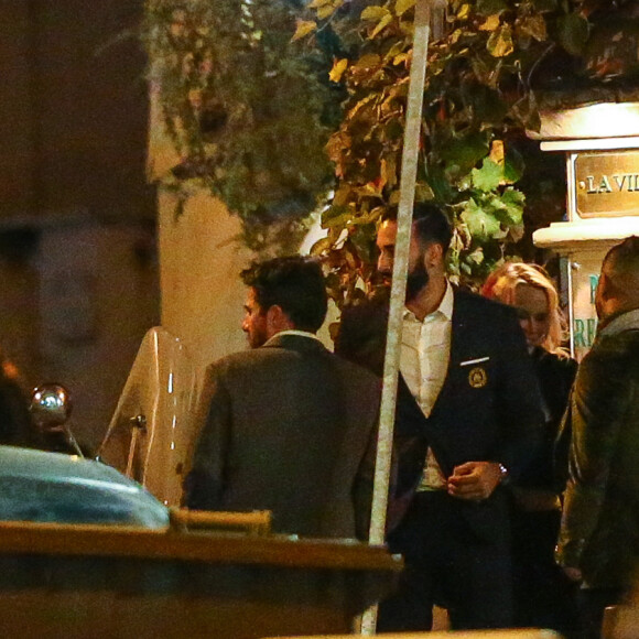 Exclusif - Pamela Anderson, qui vit maintenant à Marseille avec son compagnon Adil Rami, se rend au restaurant "La Villa" après la rencontre OM PSG à Marseille, le 22 octobre 2017.