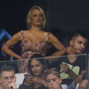Pamela Anderson assiste à son premier match de l'Olympique de Marseille (OM) au Vélodrome pour venir voir son compagnon le défenseur central Adil Rami qui a quitté la pelouse sur blessure au stade Vélodrome à Marseille, le 24 août 2017. © Agence/Bestimage