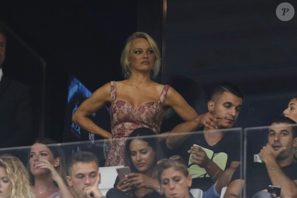 Pamela Anderson assiste à son premier match de l'Olympique de Marseille (OM) au Vélodrome pour venir voir son compagnon le défenseur central Adil Rami qui a quitté la pelouse sur blessure au stade Vélodrome à Marseille, le 24 août 2017. © Agence/Bestimage