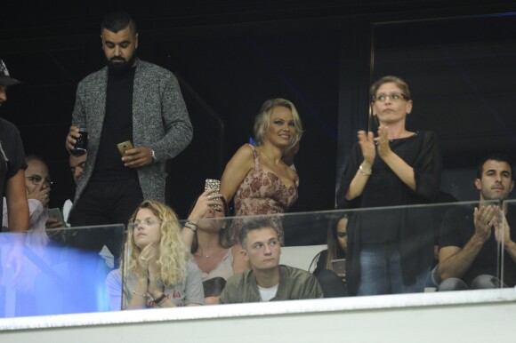 Pamela Anderson assiste à son premier match de l'Olympique de Marseille (OM) au Vélodrome pour venir voir son compagnon le défenseur central Adil Rami qui a quitté la pelouse sur blessure au stade Vélodrome à Marseille, le 24 août 2017. © Agence/Bestimageage