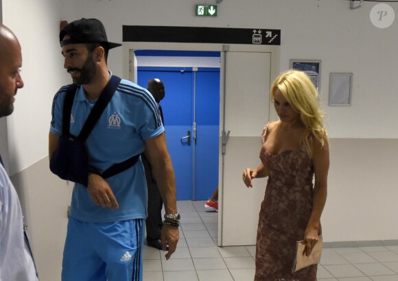 Pamela Anderson assiste à son premier match de l'Olympique de Marseille (OM) au Vélodrome pour venir voir son compagnon le défenseur central Adil Rami qui a quitté la pelouse sur blessure au stade Vélodrome à Marseille, France, le 24 août 2017. © Eric Etten/Bestimage