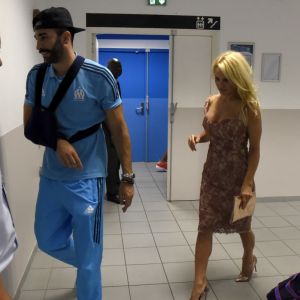 Pamela Anderson et son compagnon - Pamela Anderson assiste à son premier match de l'Olympique de Marseille (OM) au Vélodrome pour venir voir son compagnon le défenseur central Adil Rami qui a quitté la pelouse sur blessure (touché au pectoral droit) au stade Vélodrome à Marseille, France, le 24 août 2017. © Eric Etten/Bestimage  (No Web No Blog pour la Belgique et la Suisse) Pamela Anderson attends her first Olympique de Marseille (OM) match at the Velodrome to see her companion, central defender Adil Rami, who left the field on injury at the Velodrome stadium in Marseille, France on August 24th, 2017.24/08/2017 - Marseille