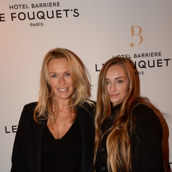 Estelle Lefébure et sa fille Emma Smet - Soirée d'inauguration de l'Hôtel Fouquet's Barrière à Paris le 14 septembre 2017. Embellis, l'Hôtel Fouquet's Barrière Paris et sa célèbre brasserie reviennent sur le devant de la scène et illumineront Paris. Après plusieurs mois de travaux, l'établissement, plus parisien que jamais, a réouvert ses portes. © Rachid Bellak/Bestimage