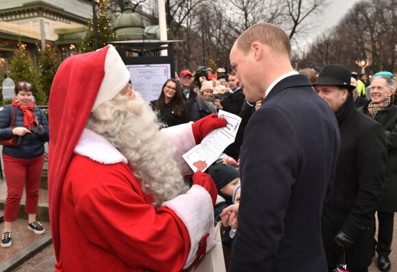 Le prince William, visitant le marché de Noël d'Helsinki le 30 novembre 2017, a pu remettre au Père Noël la lettre de son fils le prince George de Cambridge.
