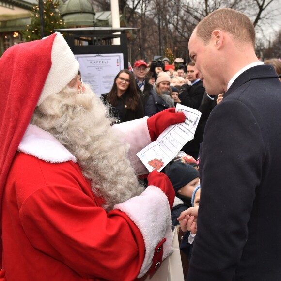Le prince William, visitant le marché de Noël d'Helsinki le 30 novembre 2017, a pu remettre au Père Noël la lettre de son fils le prince George de Cambridge.