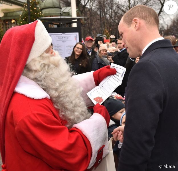 Le prince William, visitant le marché de Noël d'Helsinki le 30 novembre 2017, a pu remettre au Père Noël la lettre de son fils le prince George de Cambridge.