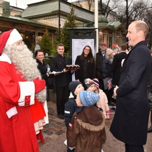 Le prince William, visitant le marché de Noël d'Helsinki le 30 novembre 2017, a pu remettre au Père Noël la lettre de son fils le prince George de Cambridge.