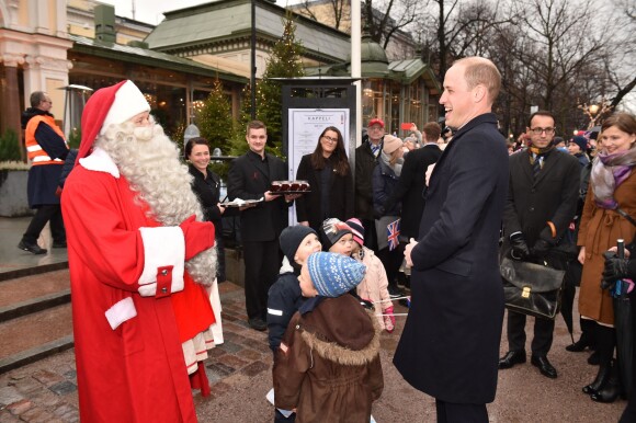 Le prince William, visitant le marché de Noël d'Helsinki le 30 novembre 2017, a pu remettre au Père Noël la lettre de son fils le prince George de Cambridge.