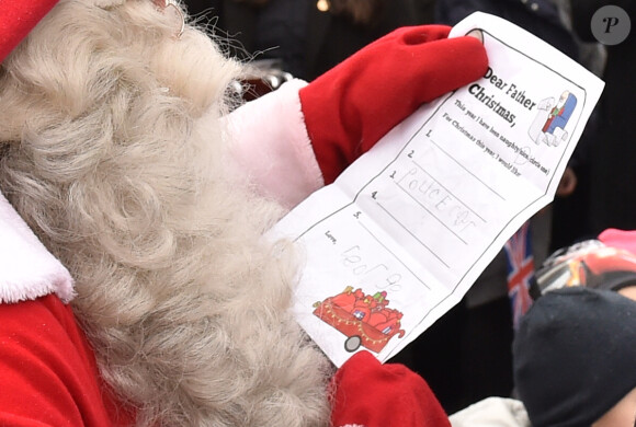 Le prince William, visitant le marché de Noël d'Helsinki le 30 novembre 2017, a pu remettre au Père Noël la lettre de son fils le prince George de Cambridge. Le jeune prince a listé un seul cadeau et assure qu'il a été sage.