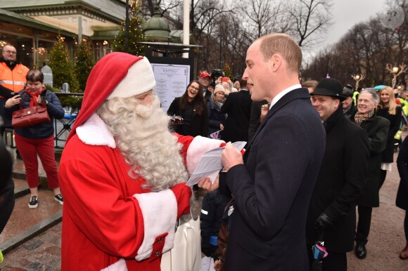 Le prince William, visitant le marché de Noël d'Helsinki le 30 novembre 2017, a pu remettre au Père Noël la lettre de son fils le prince George de Cambridge.