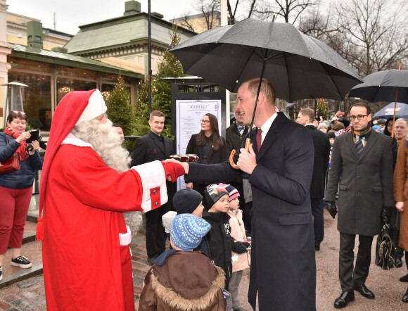 Le prince William, visitant le marché de Noël d'Helsinki le 30 novembre 2017, a pu remettre au Père Noël la lettre de son fils le prince George de Cambridge.