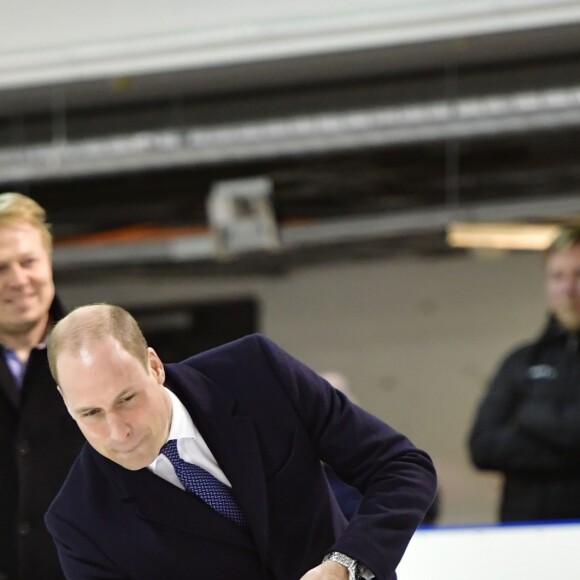 Le prince William s'essaye au hockey sur glace dans une patinoire à Helsinki le 29 novembre 2017, en visite officielle en Finlande.