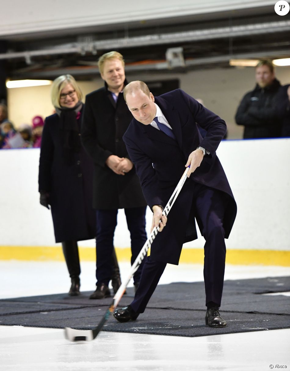 Le prince William s'essaye au hockey sur glace dans une patinoire à