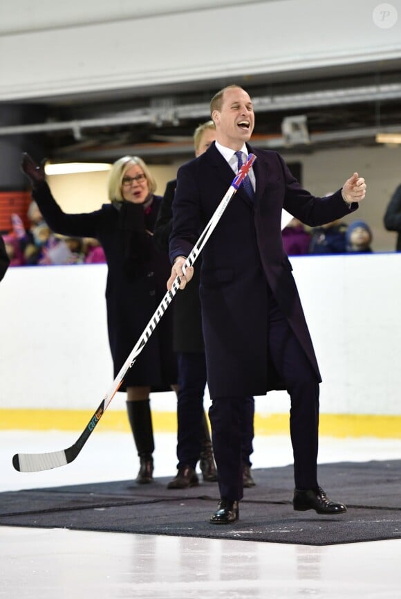 Le prince William s'essaye au hockey sur glace dans une patinoire à Helsinki le 29 novembre 2017, en visite officielle en Finlande.