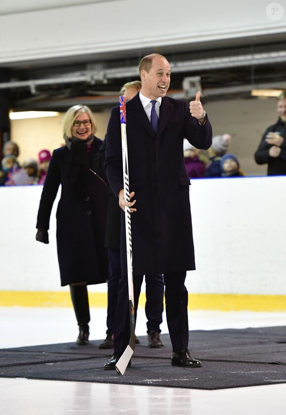 Le prince William s'essaye au hockey sur glace dans une patinoire à Helsinki le 29 novembre 2017, en visite officielle en Finlande.