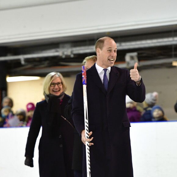 Le prince William s'essaye au hockey sur glace dans une patinoire à Helsinki le 29 novembre 2017, en visite officielle en Finlande.