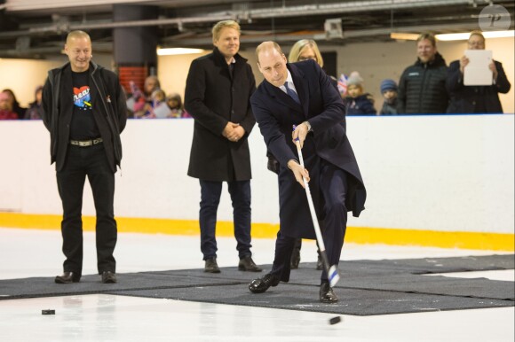 Le prince William s'essaye au hockey sur glace dans une patinoire à Helsinki le 29 novembre 2017, en visite officielle en Finlande.