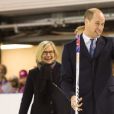 Le prince William s'essaye au hockey sur glace dans une patinoire à Helsinki le 29 novembre 2017, en visite officielle en Finlande.