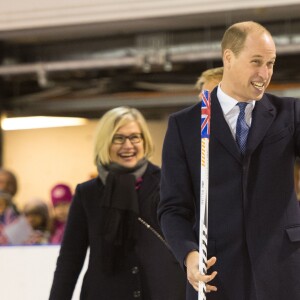 Le prince William s'essaye au hockey sur glace dans une patinoire à Helsinki le 29 novembre 2017, en visite officielle en Finlande.