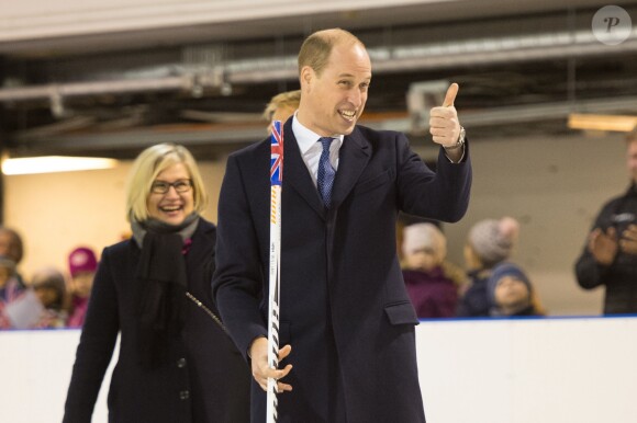 Le prince William s'essaye au hockey sur glace dans une patinoire à Helsinki le 29 novembre 2017, en visite officielle en Finlande.