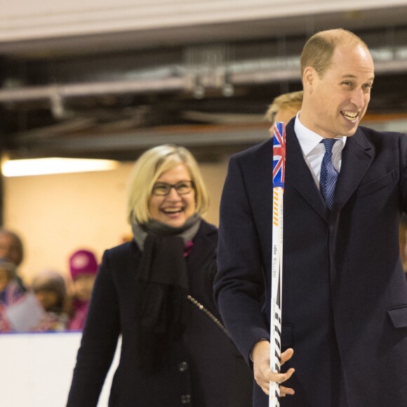 Le prince William s'essaye au hockey sur glace dans une patinoire à Helsinki le 29 novembre 2017, en visite officielle en Finlande.
