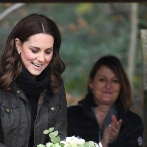 Kate Middleton, enceinte, en visite à l'école Robin Hood à Londres le 29 novembre 2017 pour les dix ans de la campagne de la Royal Horticultural Society en faveur du jardinage.