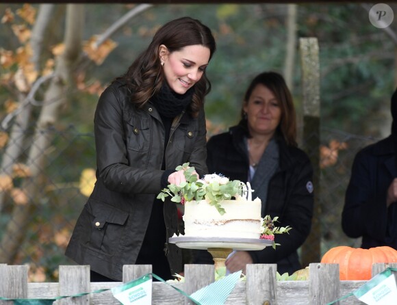 Kate Middleton, enceinte, en visite à l'école Robin Hood à Londres le 29 novembre 2017 pour les dix ans de la campagne de la Royal Horticultural Society en faveur du jardinage.