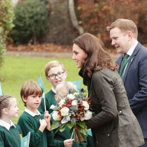 Kate Middleton, enceinte, en visite à l'école Robin Hood à Londres le 29 novembre 2017 pour les dix ans de la campagne de la Royal Horticultural Society en faveur du jardinage.