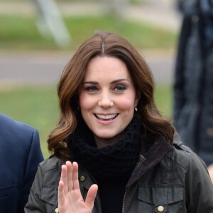 Kate Middleton, enceinte, en visite à l'école Robin Hood à Londres le 29 novembre 2017 pour les dix ans de la campagne de la Royal Horticultural Society en faveur du jardinage.