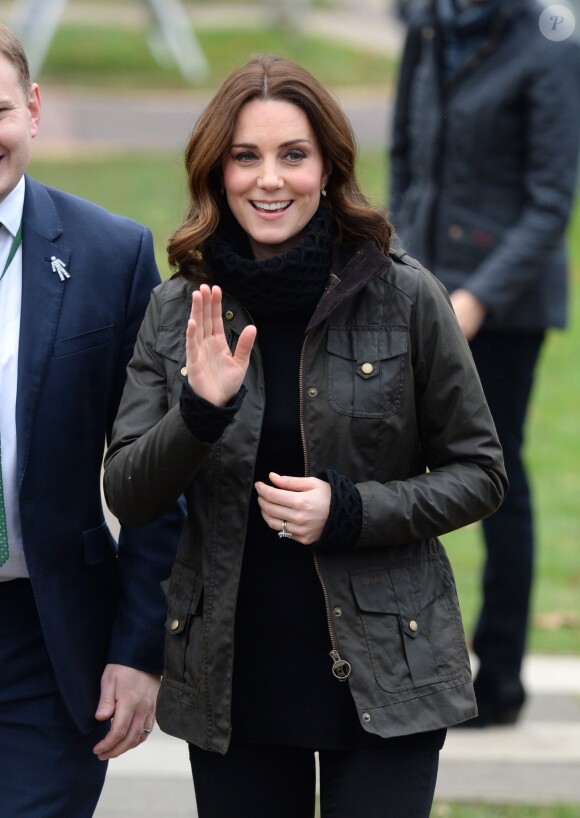 Kate Middleton, enceinte, en visite à l'école Robin Hood à Londres le 29 novembre 2017 pour les dix ans de la campagne de la Royal Horticultural Society en faveur du jardinage.