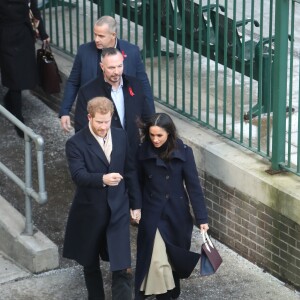 Le prince Harry et Meghan Markle (en manteau Mackage) à Nottingham le 1er décembre 2017, leur premier engagement officiel en couple après l'annonce de leurs fiançailles. Au programme, une visite de la journée contre le sida du Terrence Higgins Trust et de la Nottingham Academy qui aide des jeunes de 3 à 19 ans.