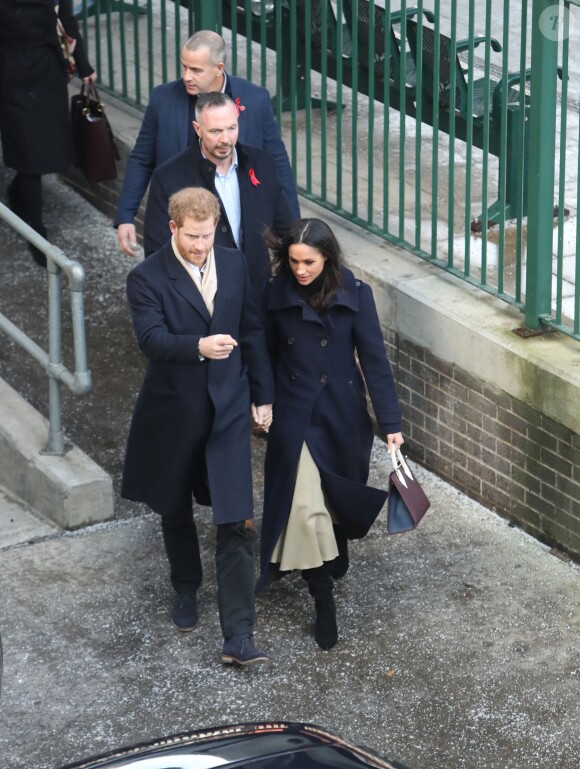 Le prince Harry et Meghan Markle (en manteau Mackage) à Nottingham le 1er décembre 2017, leur premier engagement officiel en couple après l'annonce de leurs fiançailles. Au programme, une visite de la journée contre le sida du Terrence Higgins Trust et de la Nottingham Academy qui aide des jeunes de 3 à 19 ans.