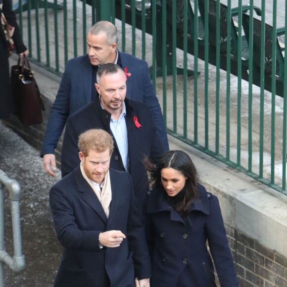 Le prince Harry et Meghan Markle (en manteau Mackage) à Nottingham le 1er décembre 2017, leur premier engagement officiel en couple après l'annonce de leurs fiançailles. Au programme, une visite de la journée contre le sida du Terrence Higgins Trust et de la Nottingham Academy qui aide des jeunes de 3 à 19 ans.